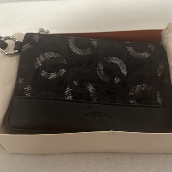 Coach wristlet black comes with the box used great condition - Picture 3 of 5